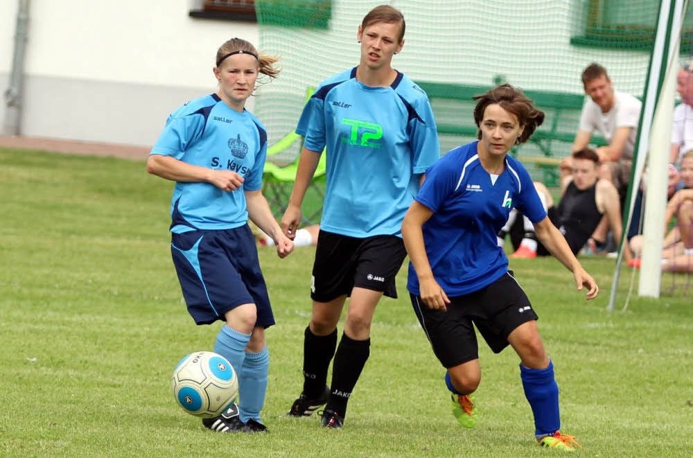 Sarah Timmermann von Wacker Rottleberode (dunkelblau) hier im Trikot des Teams der TH Nordhausen stürmt auf und davon.