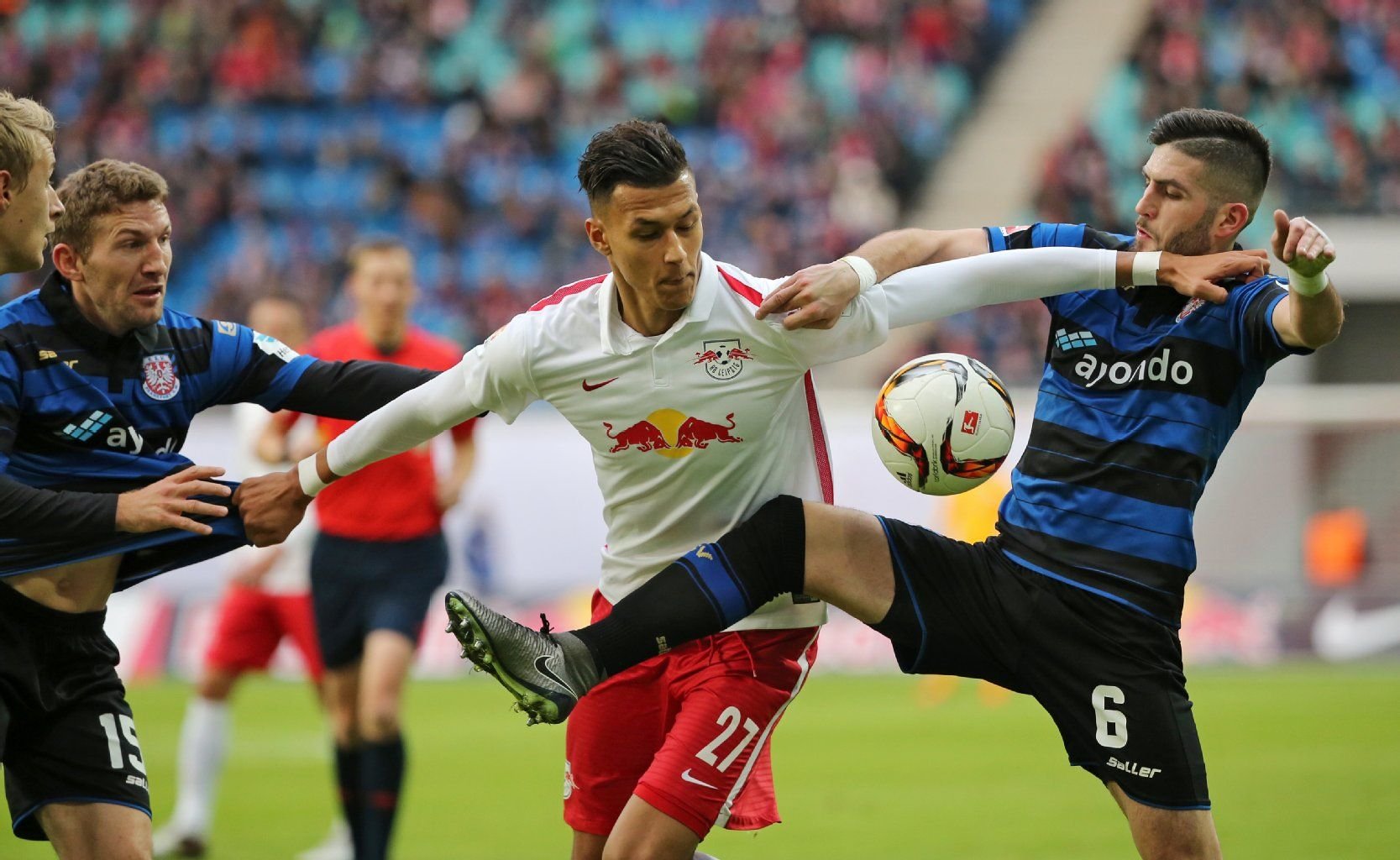 Der Leipziger Davie Selke (M) im Duell mit den Frankfurtern Fanol Perdedaj (r) und Alexander Huber (l).