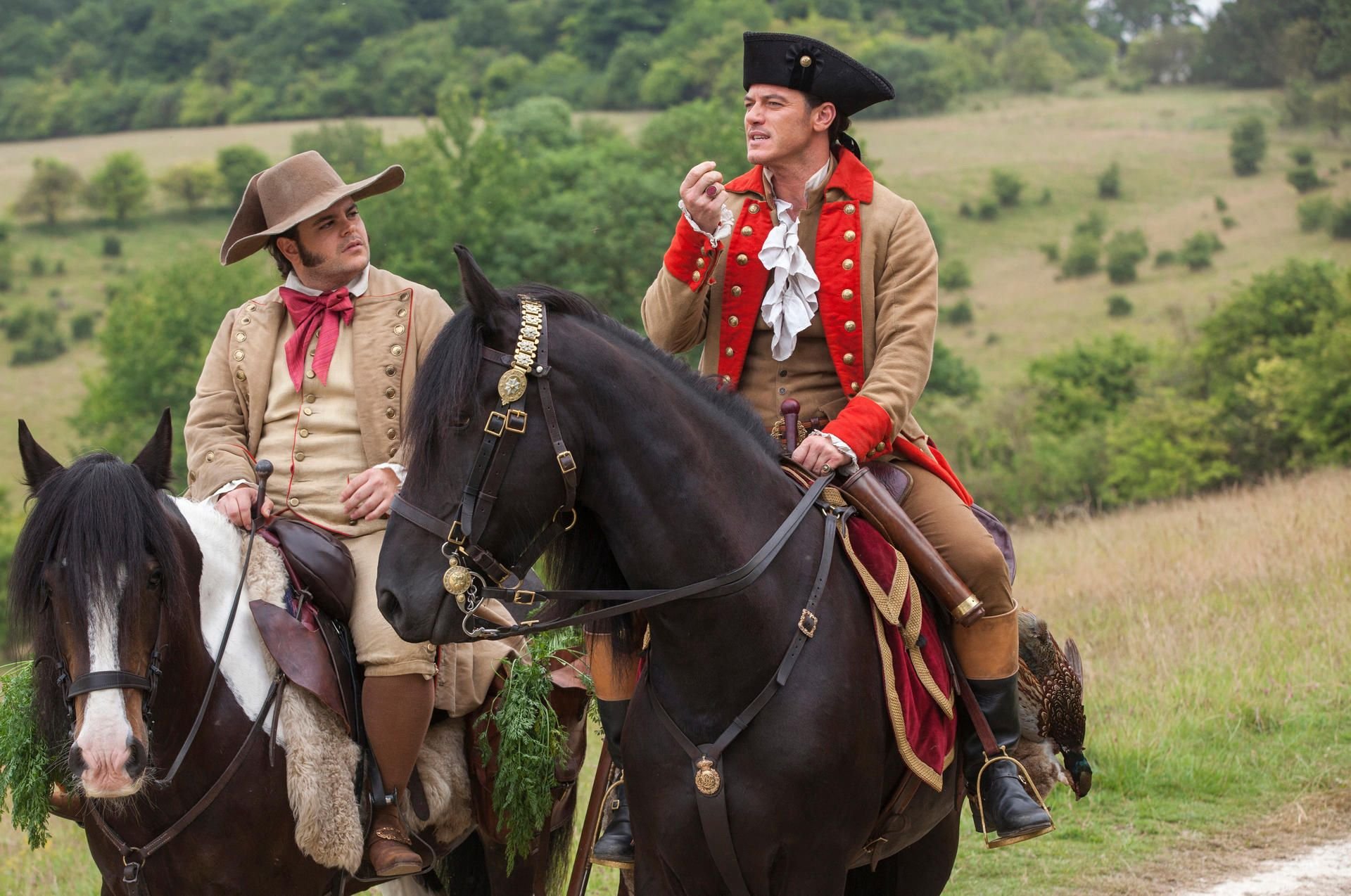 Josh Gad als Le Fou (l.) und Luke Evans als Gaston (r.) in einer Szene des Films „Die Schöne und das Biest“