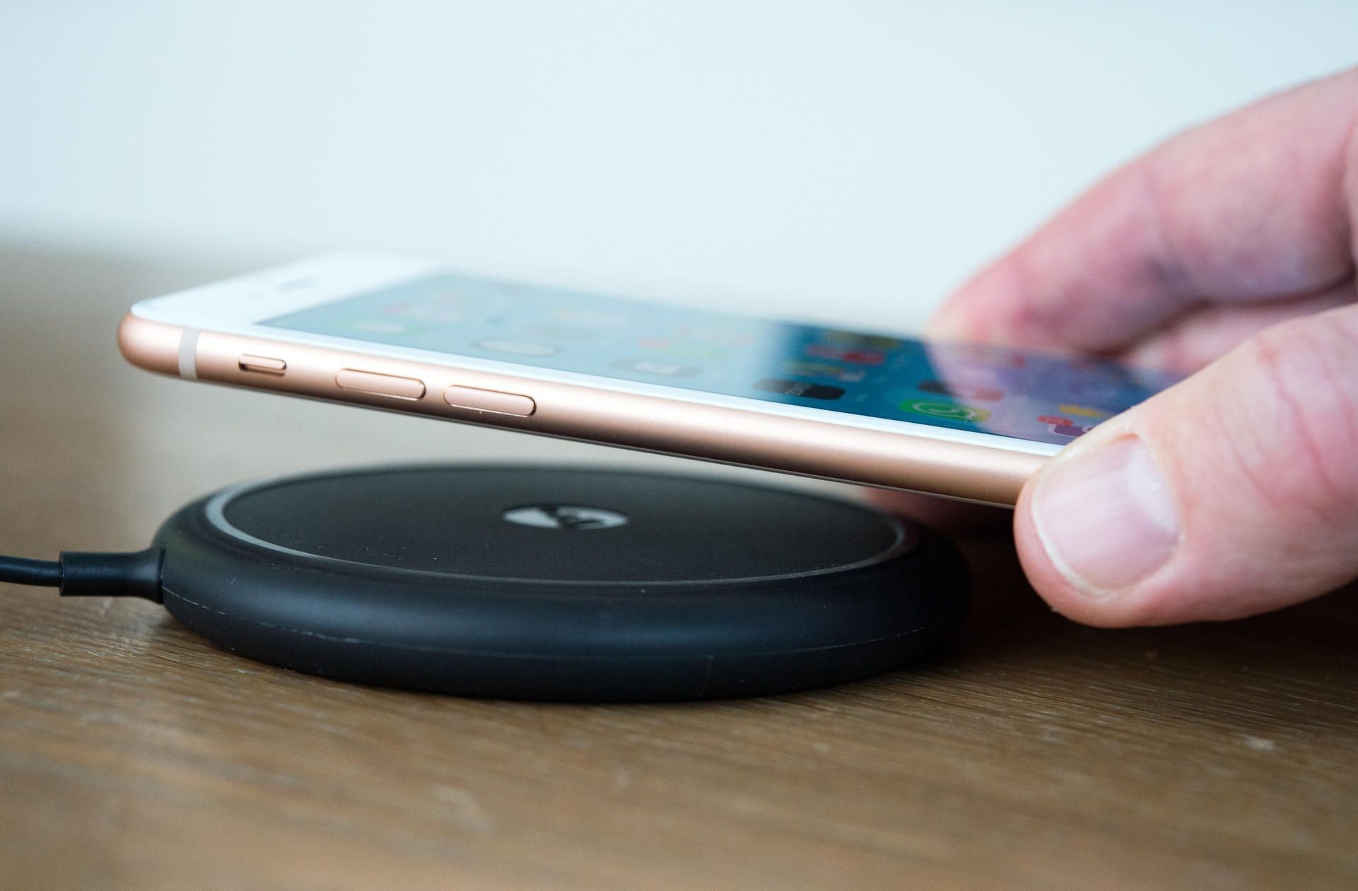 Das Apple iPhone 8 kann auch kabellos geladen werden.