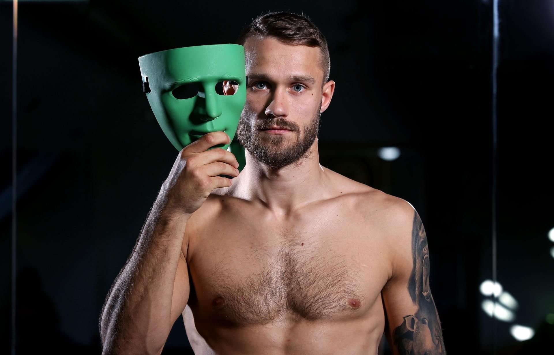 Niklas Stolze mit seiner grünen Maske.