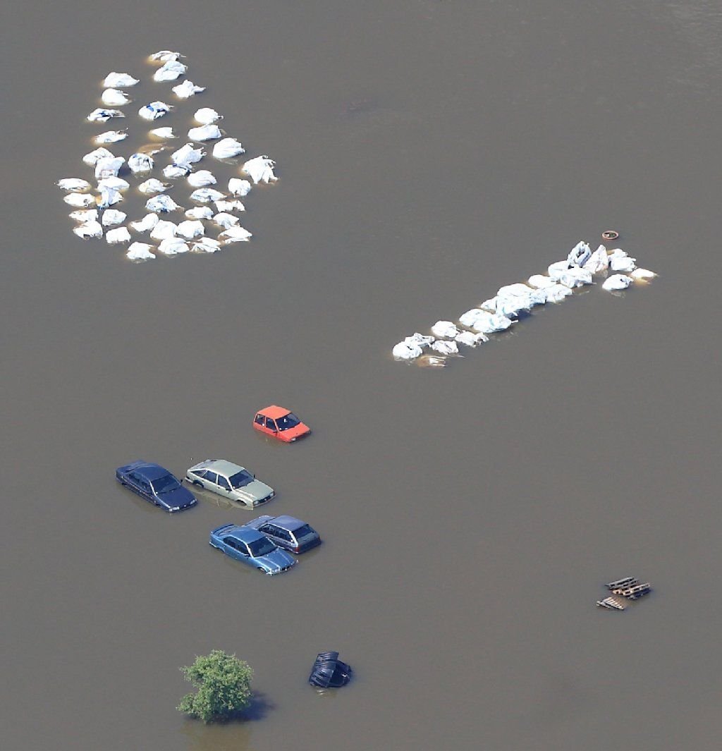Autos stehen am Dienstag (11. Juni) im überfluteten Dorf Fischbeck (Kreis Stendal). Die Lage in den Hochwassergebieten an der Elbe bleibt kritisch.