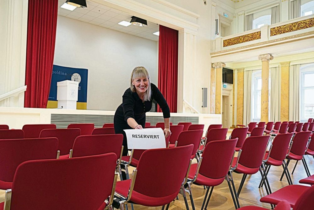Alle Plätze im Festsaal der Leopoldina sind besetzt: 400 Gäste kommen zur Amtsübergabe, die Katharina Schmidt geplant hat.