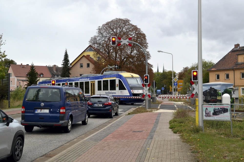 Fahrzeuge müssen am Bahnübergang auf der Magdeburger Straße in Quedlinburg halten.
