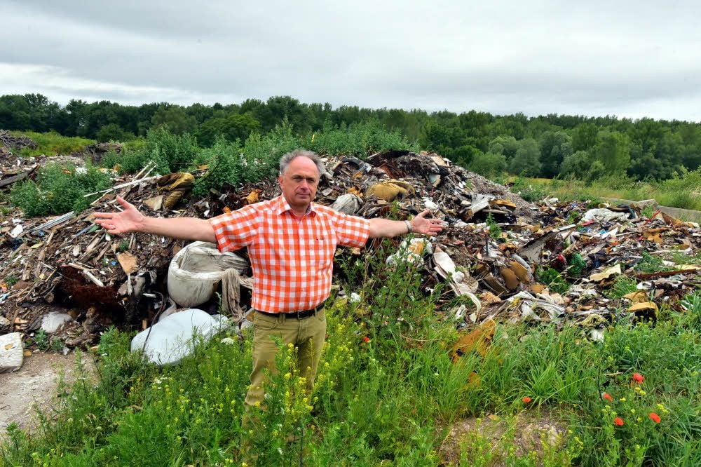 Teucherns Bürgermeister Frank Puschendorf ärgert sich über den vielen Müll, der weiterhin in der Recyclinganlage in Naundorf lagert.