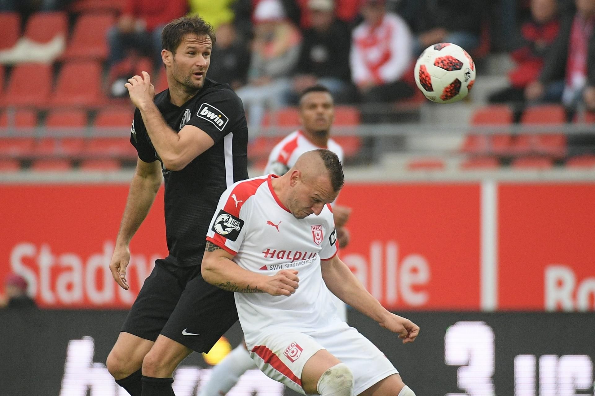 Toni Lindenhahn im Kopfballduell mit Nick Proschwitz.