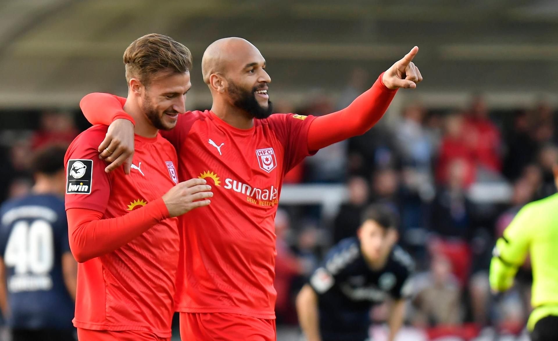 HFC-Stürmer Terrence Boyd, hier mit Pascal Sohm beim Torjubel, wünscht sich hartes Durchgreifen bei Rassismus-Vorfällen im Fußball.