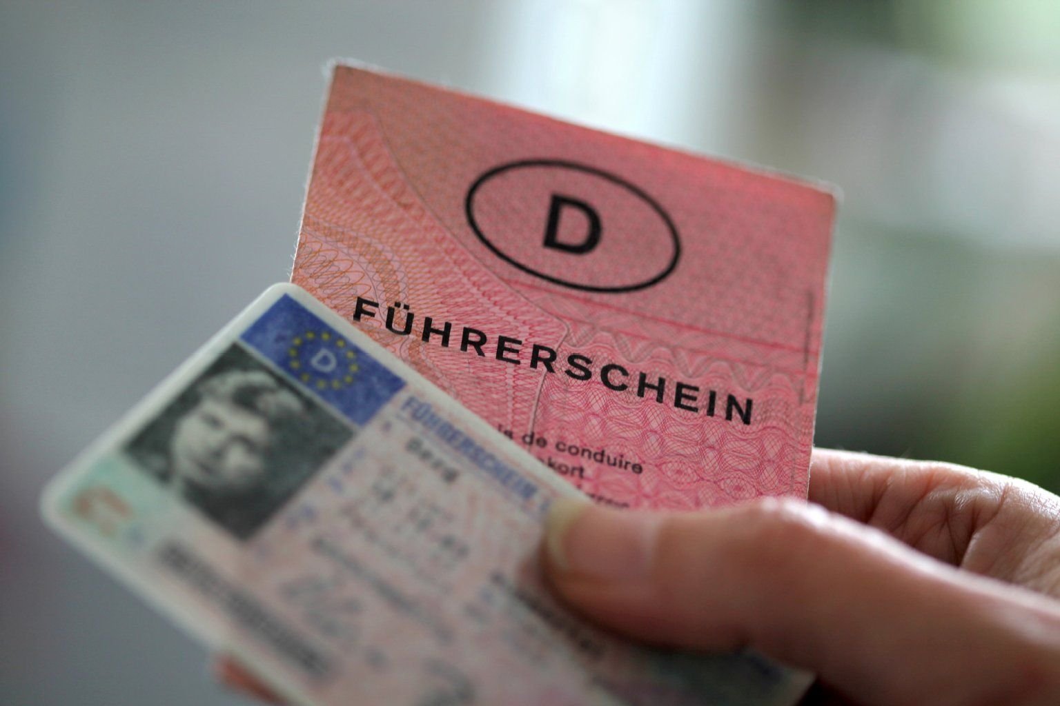 Früher war es eine rosa Pappkarte, heute ist es eine kleine Plastikkarte. Frauen mit Führerschein waren lange Zeit eine Seltenheit.
