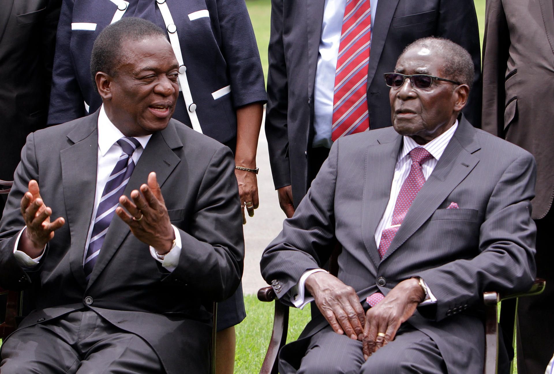 Simbabwes früherer Vize-Präsident Emmerson Mnangagwa (l) löst und Robert Mugabe als Staatschef ab.