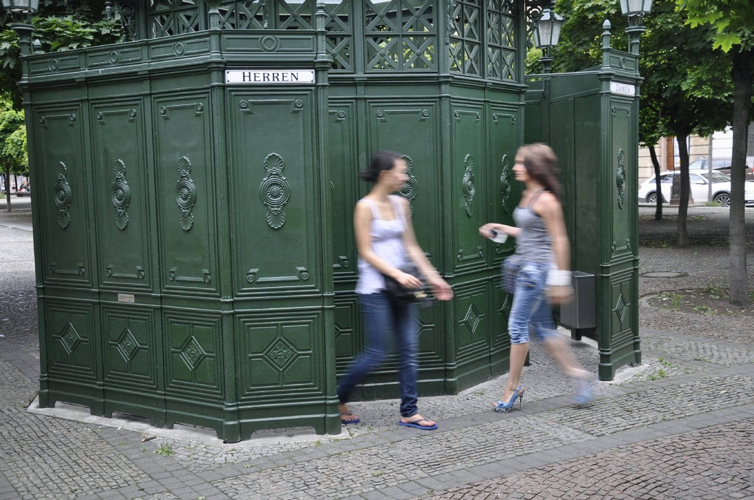 Die nächste Frau, die das Ekel-WC nutzen möchte, warnen wir vorher und raten ihr, ein anderes aufzusuchen.