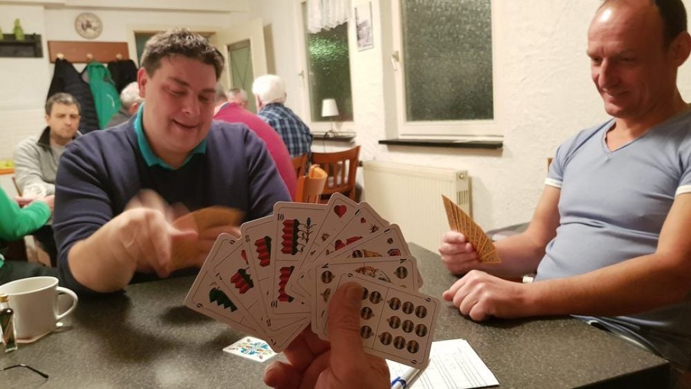 Wer an welchem Tisch spielt, wird ausgelost. Die Pyro-Asse treffen sich alle zwei Wochen in der Marktklause in Harzgerode.