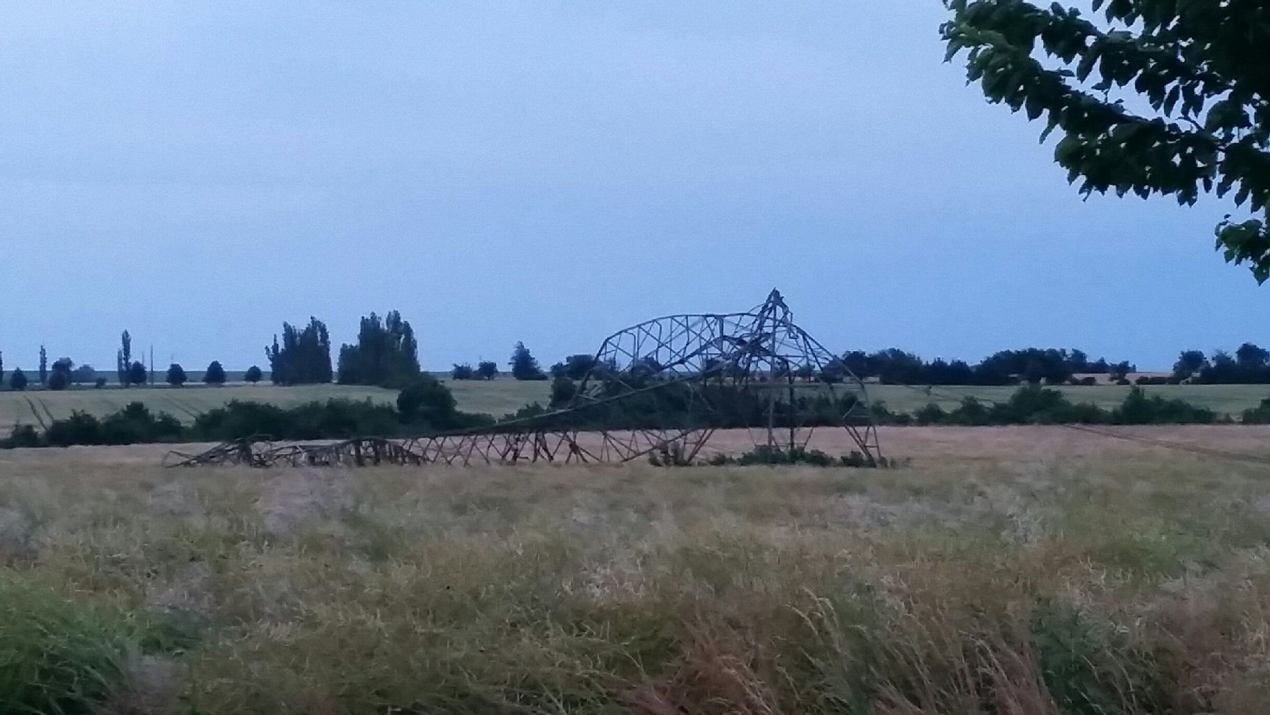 Nahe Alberstedt im Saalekreis knickten mehrere Masten einer Starkstromleitung um.