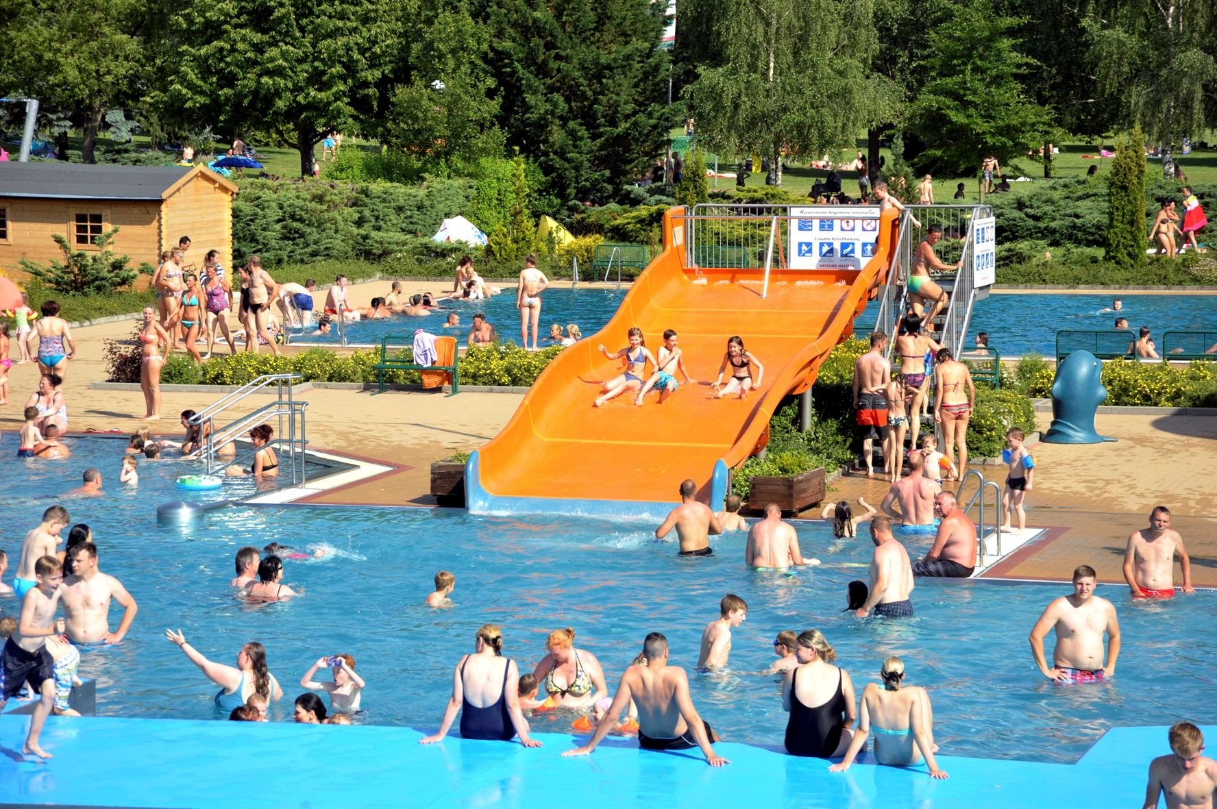 Badegäste im Erlebnisbad Saaleperle in Bernburg-Neuborna