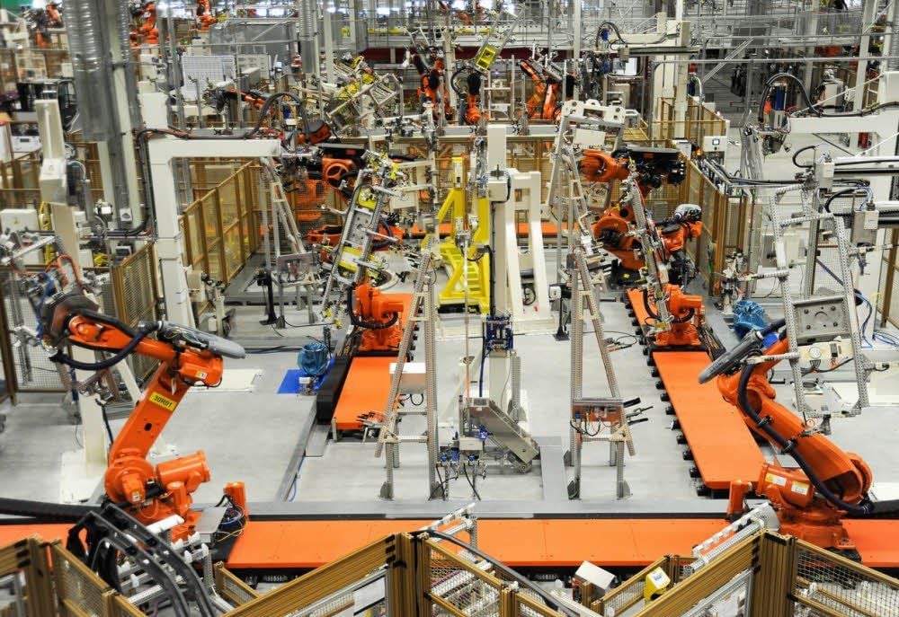 Die Produktion der Carbon-Karosserie des Elektro-BMW i3 in Leipzig übernehmen weitgehend Roboter.