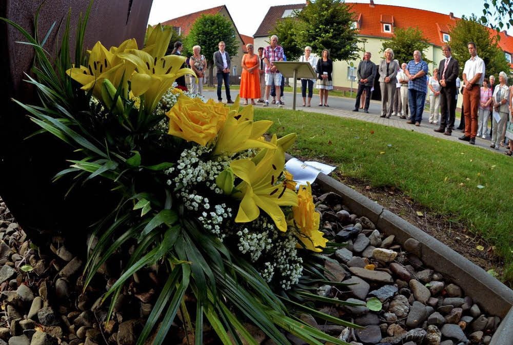 Ein Gedenkstein erinnert mitten in Nachterstedt an die Opfer des Erdrutsches am 18. Juli 2009.