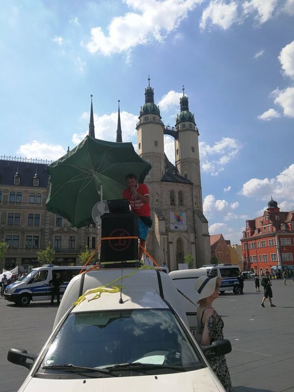 Wird Sven Liebich vom Marktplatz verbannt? Dafür sprechen sich vielen Hallenser aus.