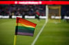 Eine Regenbogen-Eckfahne wirbt beim Länderspiel zwischen Dänemark und Deutschland im Juni 2017 für Toleranz.