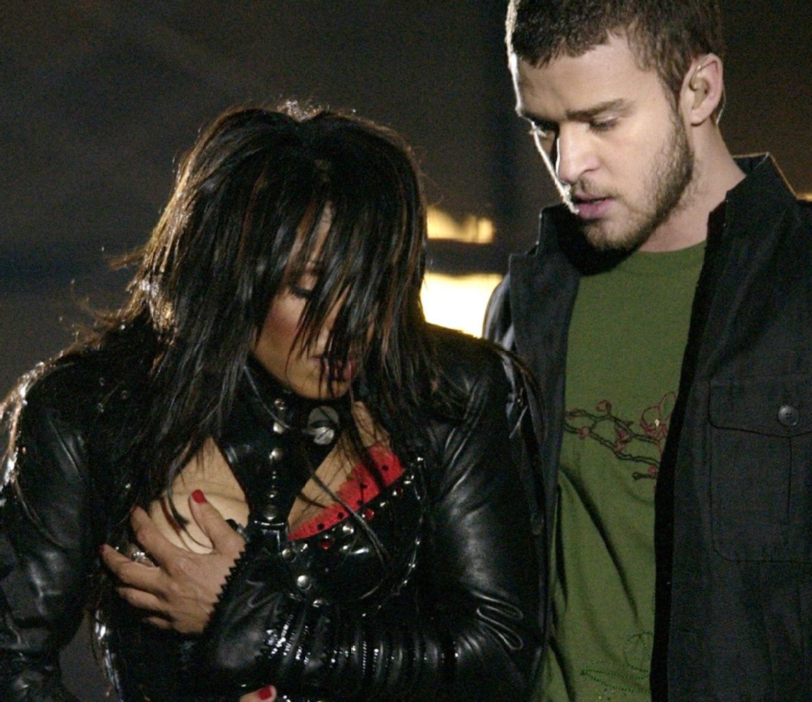 Nipplegate beim Super Bowl 2004: Justin Timberlake legt die Brust von Janet Jackson frei.
