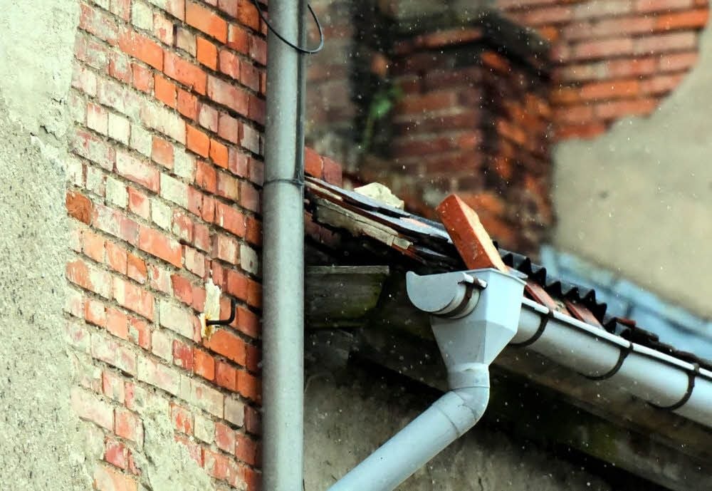Ziegel hängen schon in der Rinne.