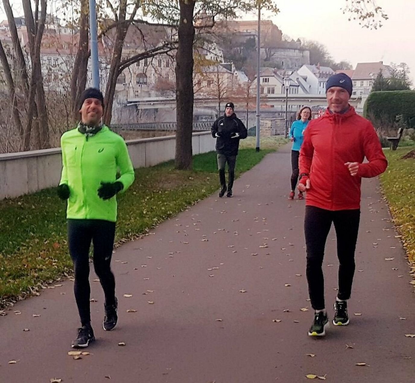 Die Bernburger Olaf Niebhagen (l.) und Patrick Weiß machen begeistert bei der Lockdown-Challenge mit.