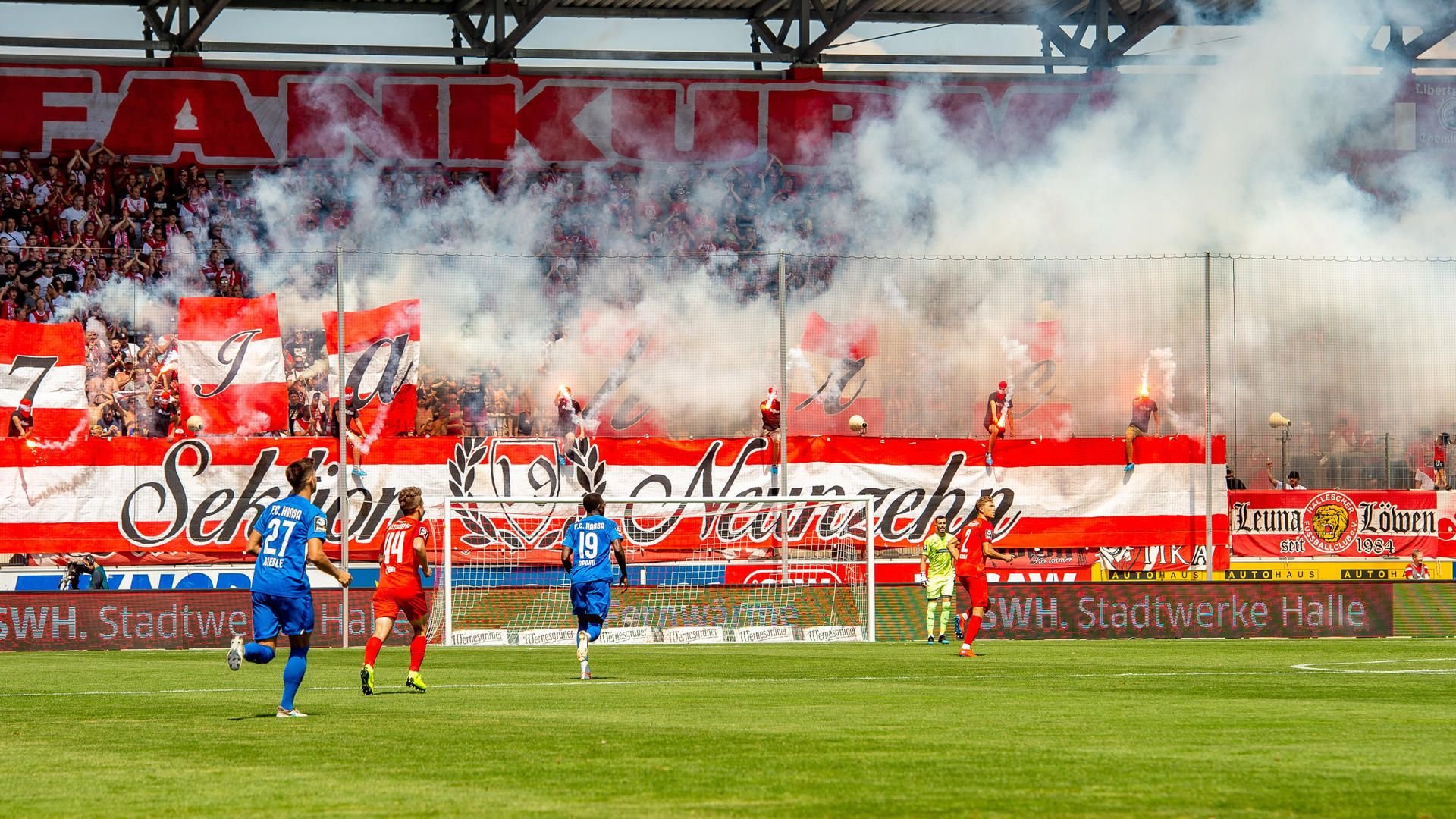 Pyrotechnik beim Anpfiff im HFC-Fanblock.