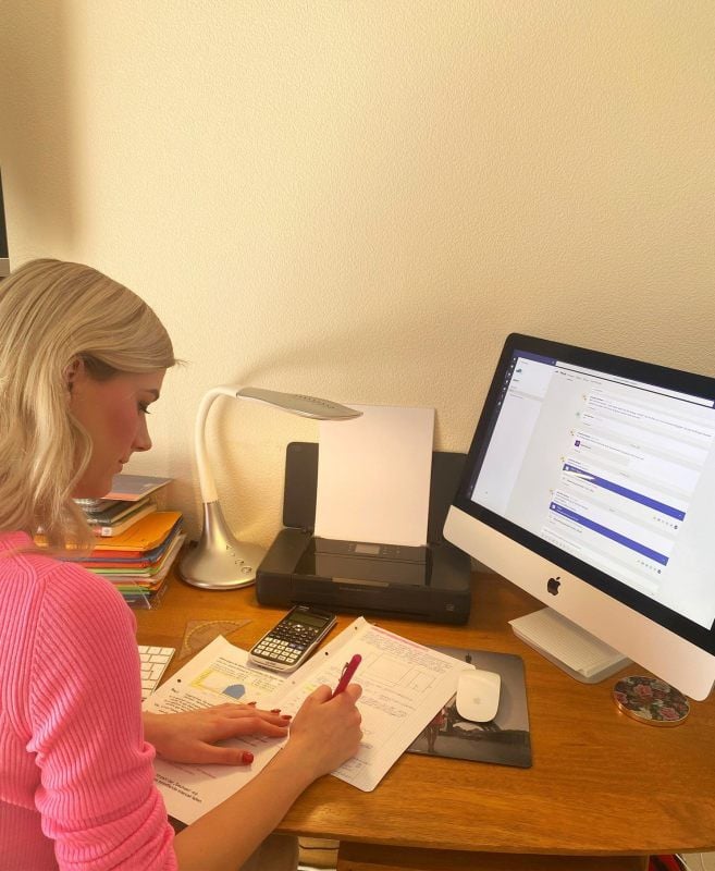 Lena Hempel macht nun zu Hause an ihrem Schreibtisch Schule und bereitet sich auf das Abitur vor.