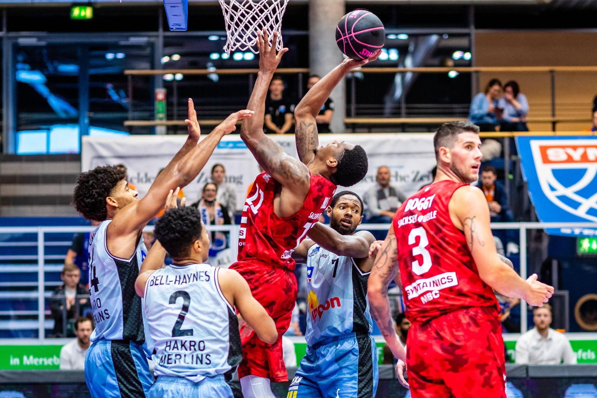 Der Syntainics MBC (rote Trikots) könnte sich am Wochenende für die Finalrunde des BBL-Pokal qualifizieren.