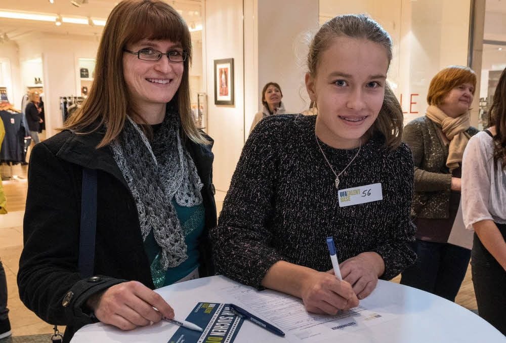 Nadine Kaula und ihre Tochter Vivien bewarben sich für eine Komparsenrolle.