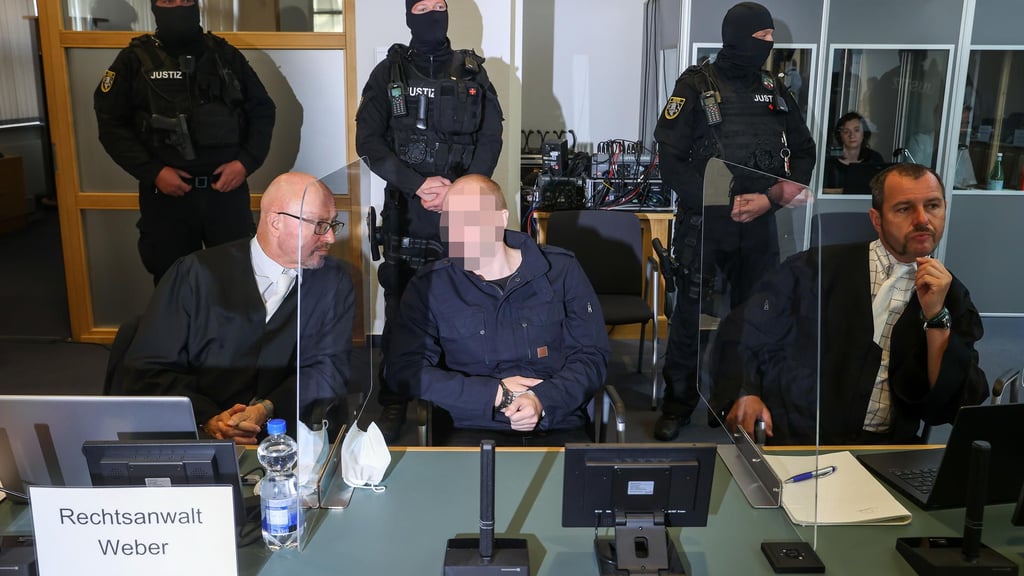 Stephan B. mit seinen Verteidigern.