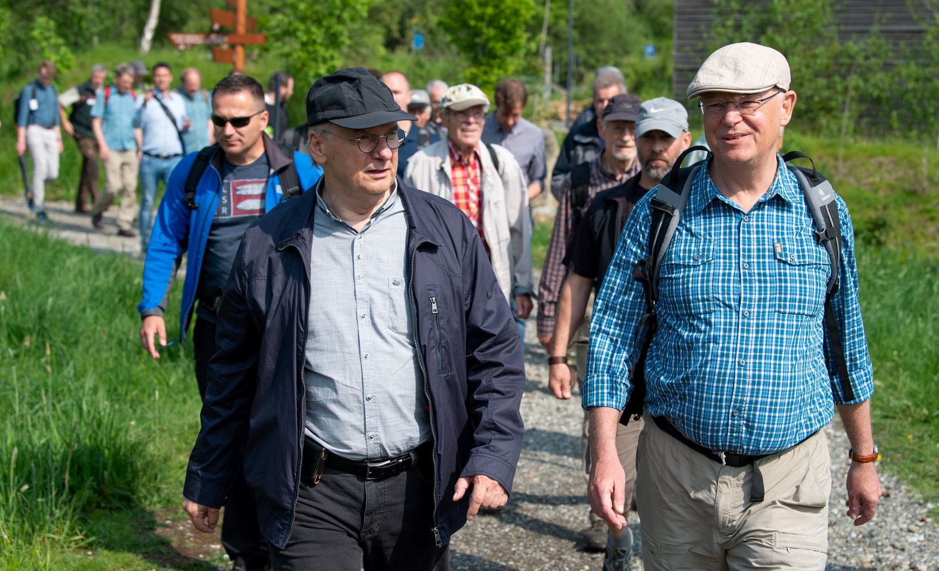 Niedersachsens Ministerpräsident Stephan Weil (SPD, r.) und sein Amtskollege aus Sachsen-Anhalt, Reiner Haseloff (CDU), wandern gemeinsam auf den Brocken.