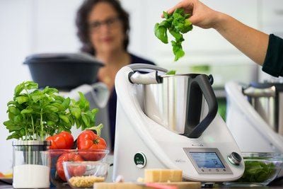 Der Thermomix von Vorwerk gibt nicht nur vor, ein Alleskönner zu sein, er ist in den letzten Jahren zum richtigen Statussymbol avanciert.