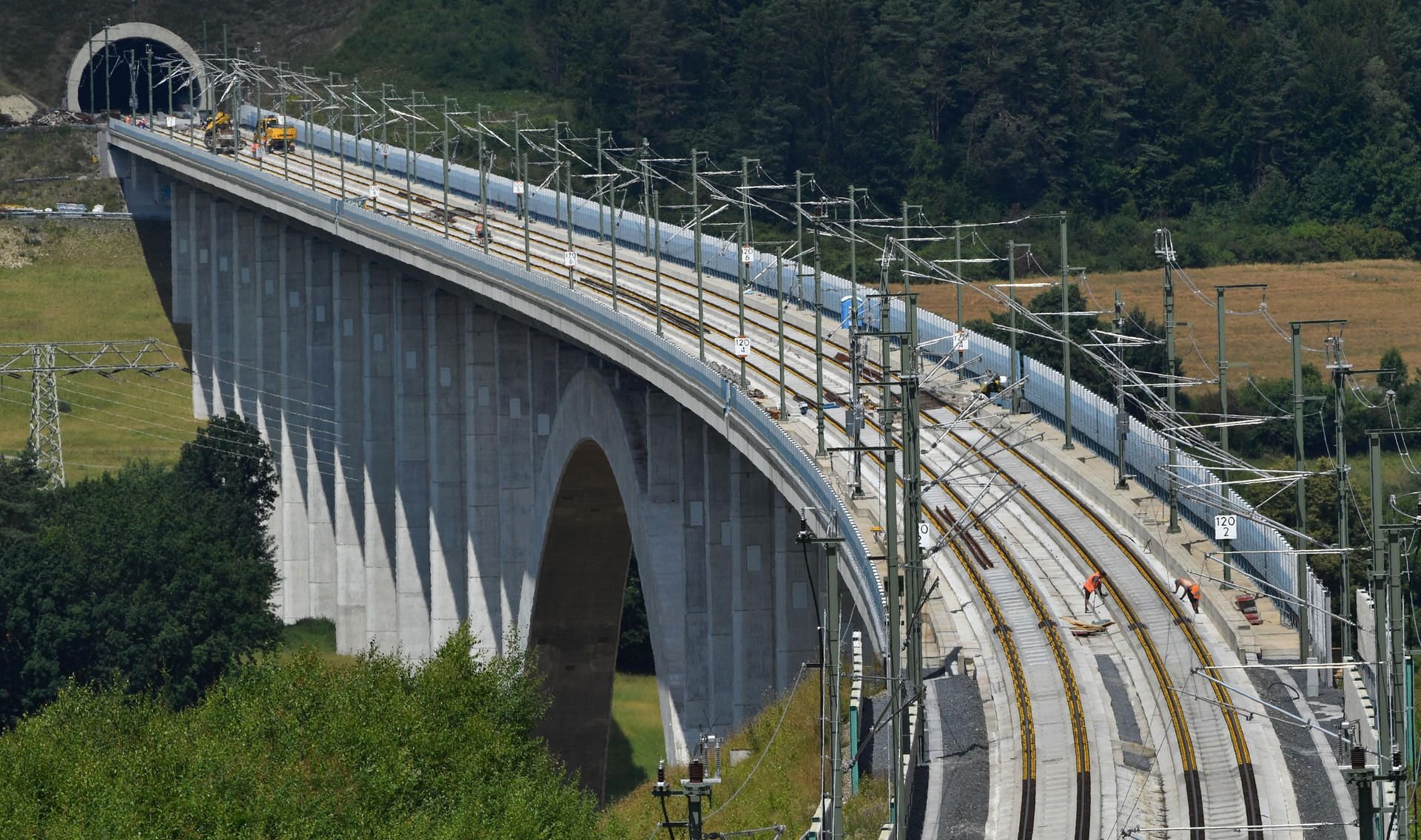 Bauarbeiter auf der 1104 Meter langen Grümpentalbrücke an den Gleisen der ICE-Trasse.