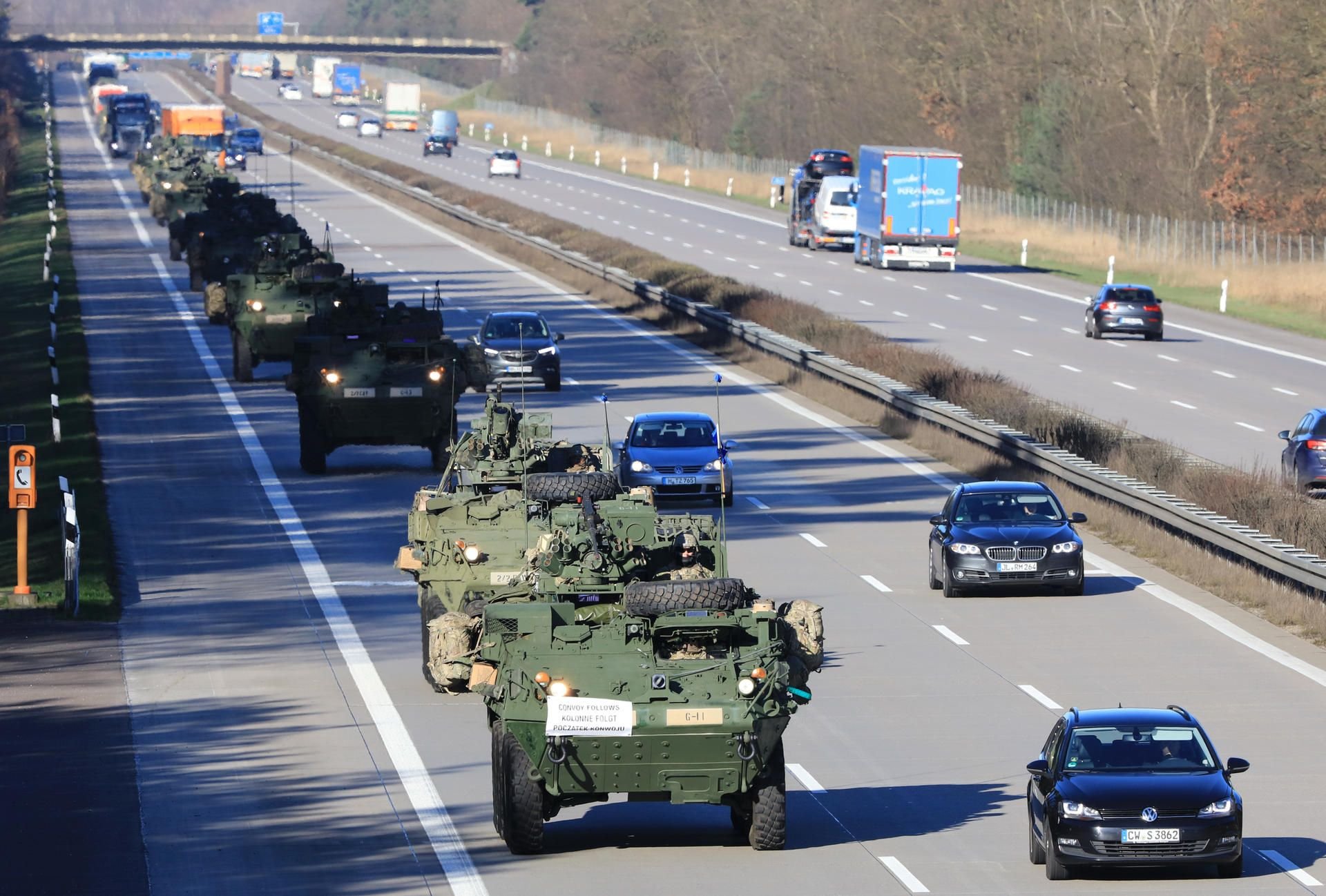 Eine Kolonne von Militärfahrzeugen der NATO fahren auf der Autobahn 2 bei Burg (Sachsen-Anhalt).