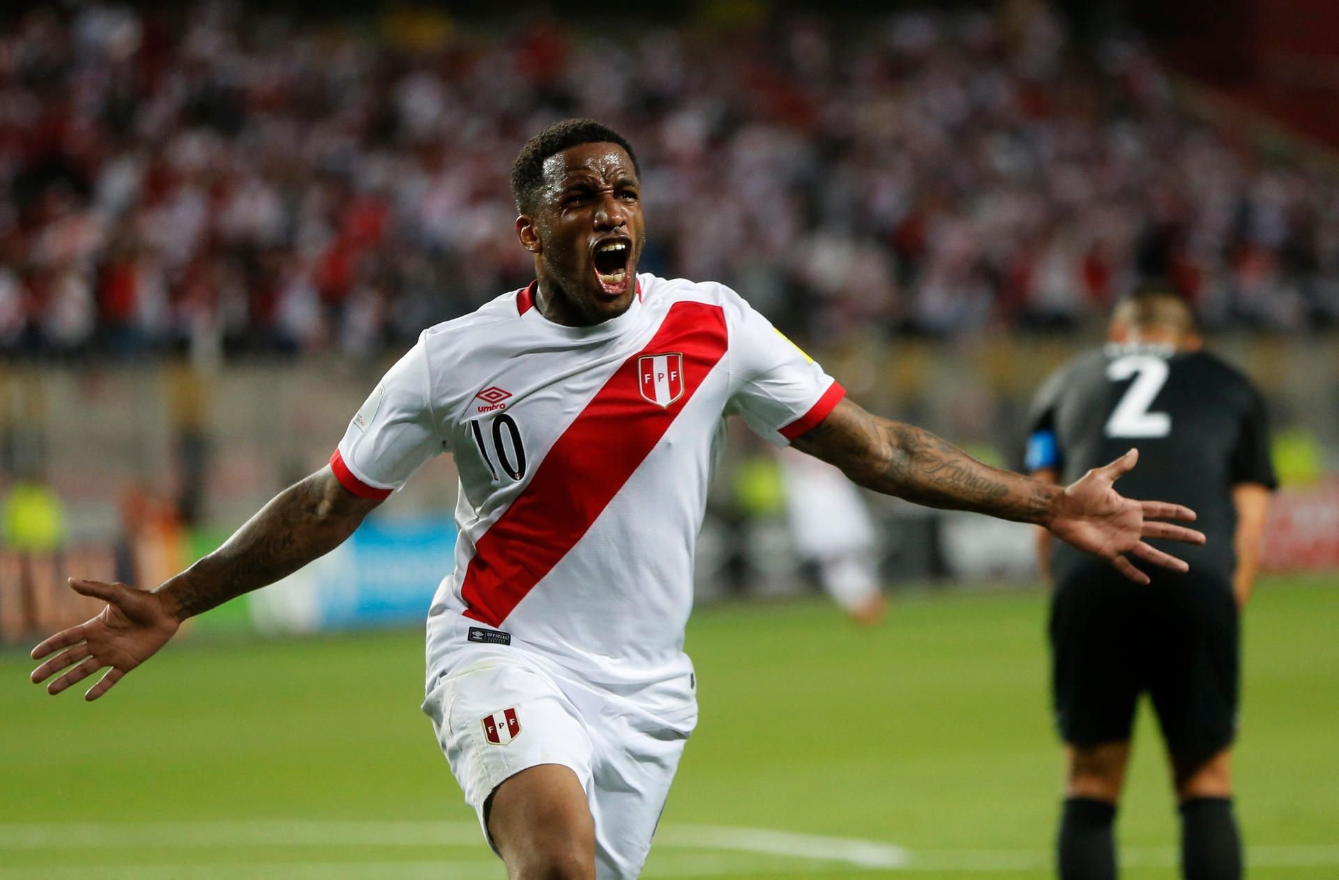 Perus Jefferson Farfan jubelt nach seinem Torschuss.