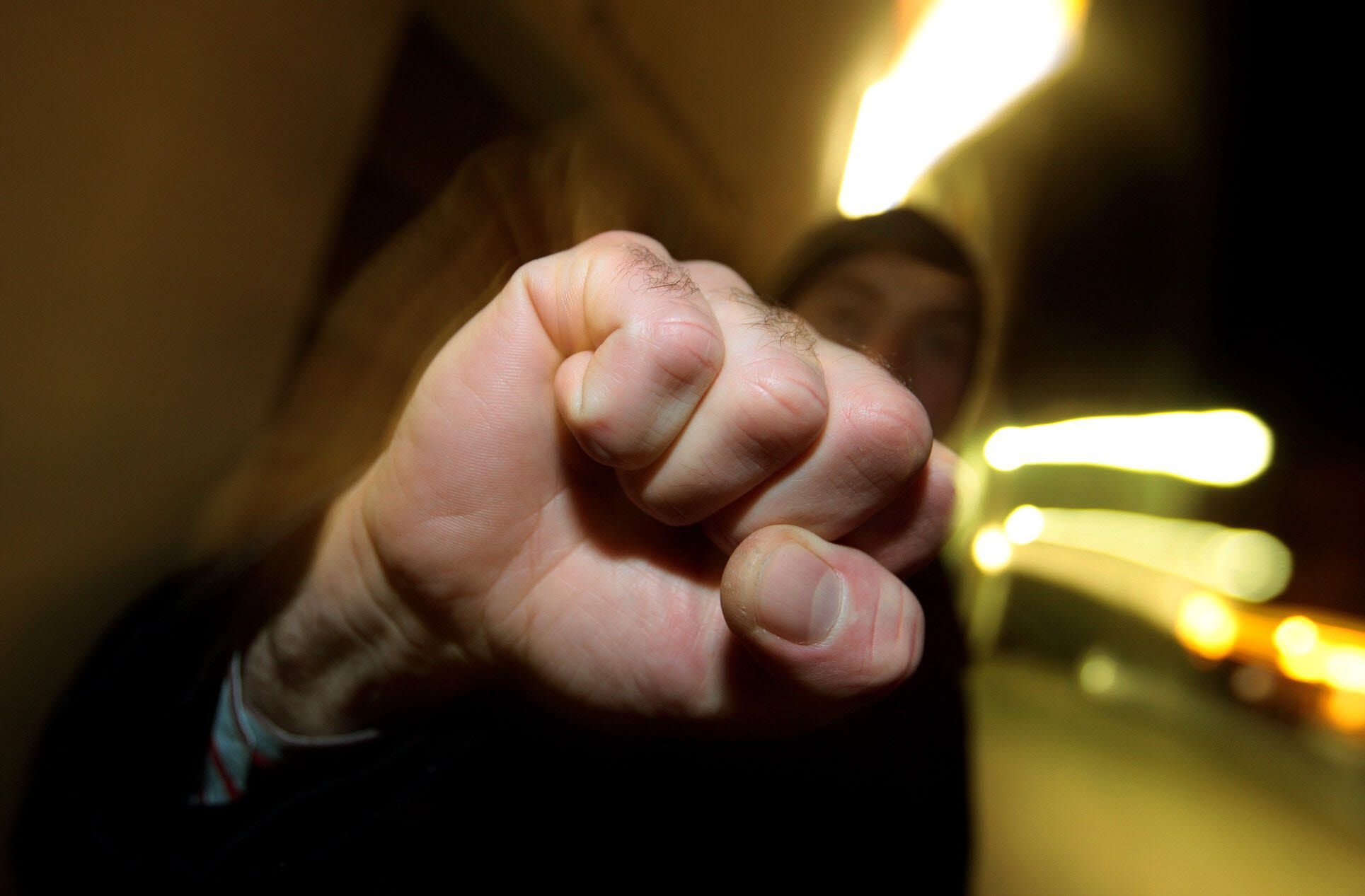 Erst erhielt der nun verstorbene Sicherheitsmann einen Schlag auf den Hinterkopf, wenig später sackte er leblos zusammen. Jetzt ist der Mann gestorben.