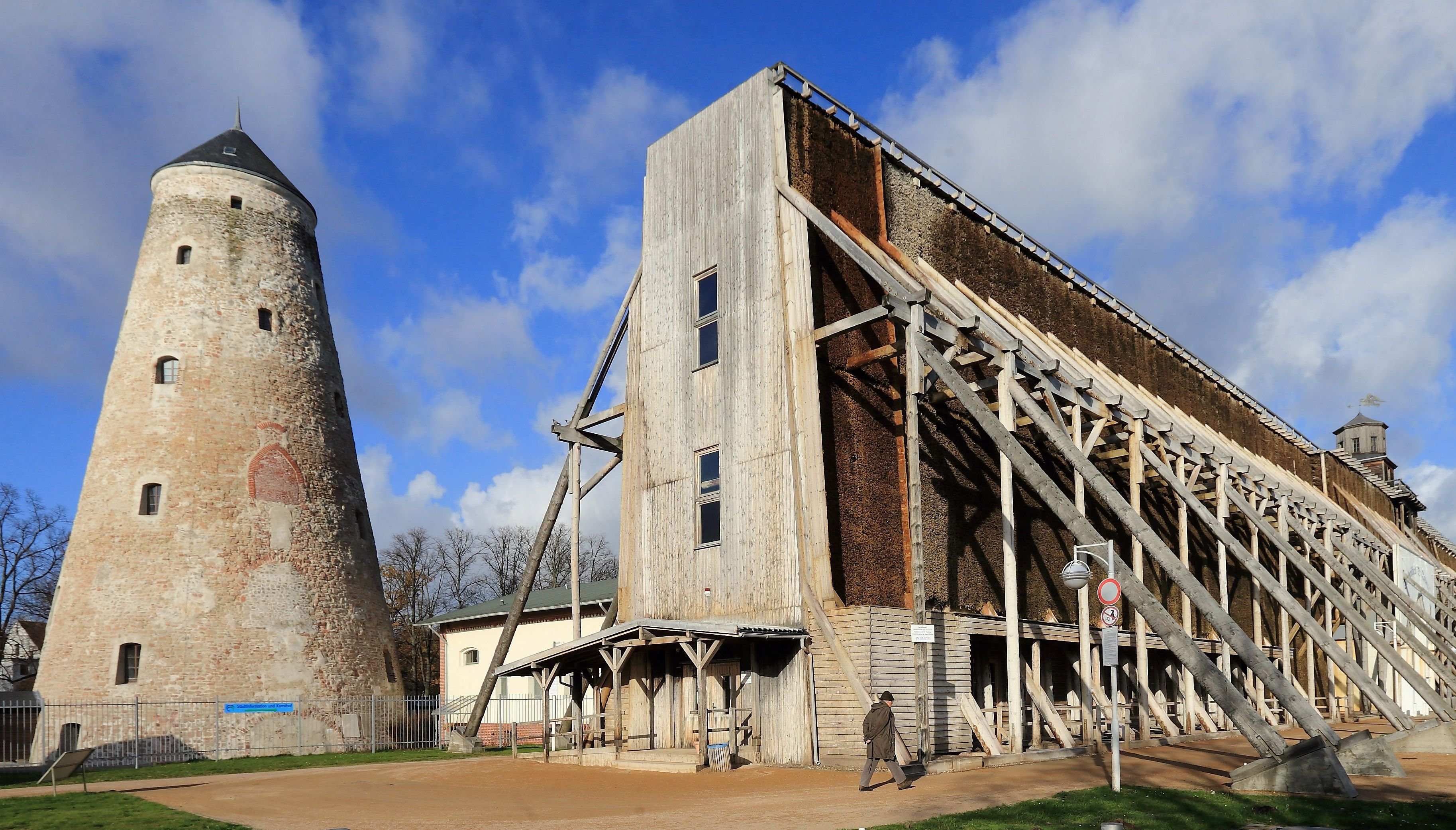 Soleturm (l.) und Gradierwerk (r.) im Kurpark Bad Salzelmen in Schönebeck