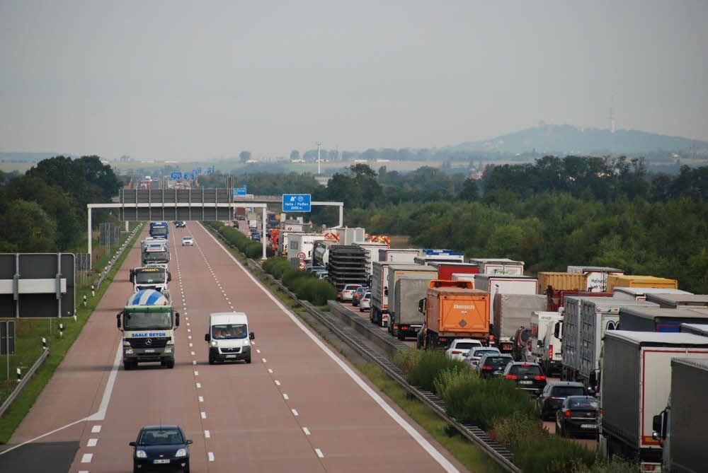 Hinter einer Unfallstelle auf der A14 bildete sich ein kilometerlanger Stau.