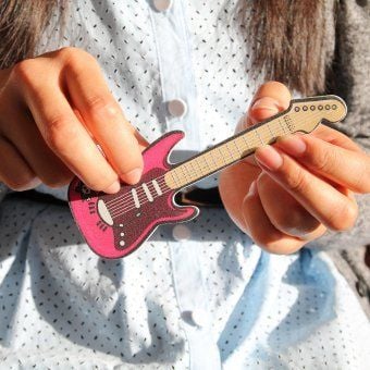Mit einer Nagelfeile in Form einer E-Gitrarre geht man vielleicht doch noch als echtes Rock Chick durch.
