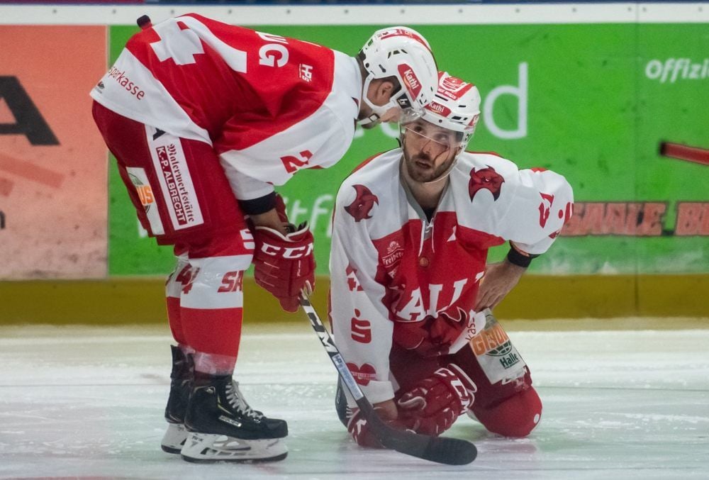 Etwas benommen schaut der im Gesicht blutende Michal Bezouska zu Teamkollege Moritz Schug.