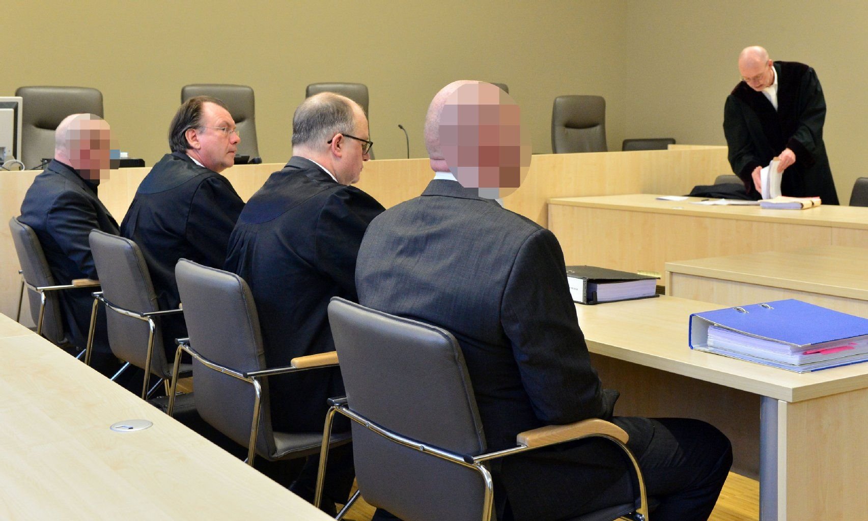 Die Angeklagten, Peer-Olaf D. (l.) und Mirko D. (v.r.) mit ihren Anwälten im Landgericht in Gera.