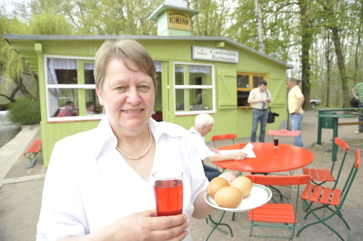 Inge Rehberg serviert am Ausflugslokal Reimann m Saaleufer in Bernburg Fassbrause und Soleier.