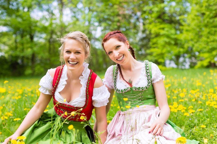 Traditionelle, schlichte Dirndl und verspielte Wiesn-Frisuren stehen diese Saison hoch im Kurs.