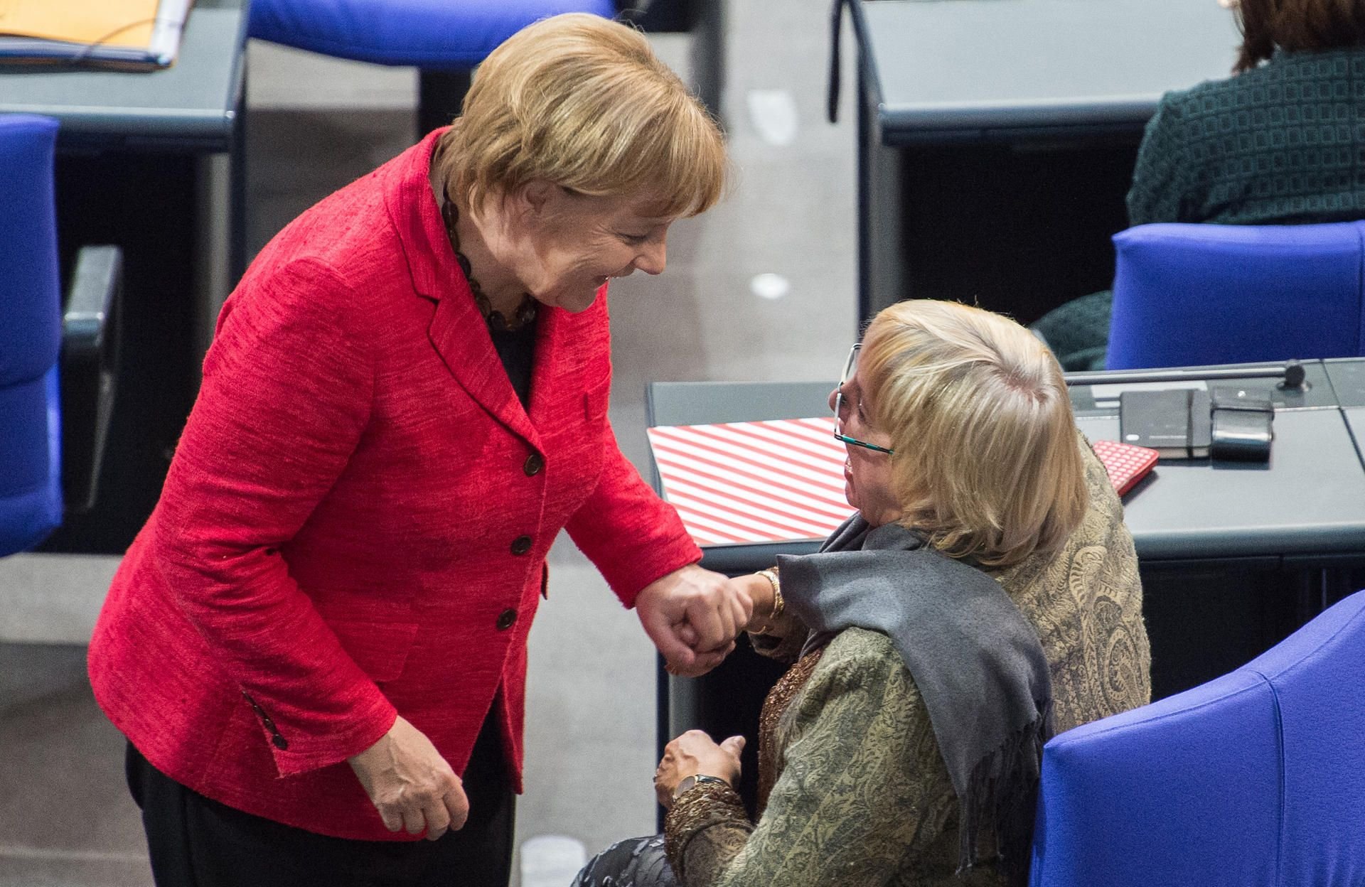 Finden sich gegenseitig offenkundig sympathisch: Bundeskanzlerin Angela Merkel (l.) und Grünen-Politikerin Claudia Roth.
