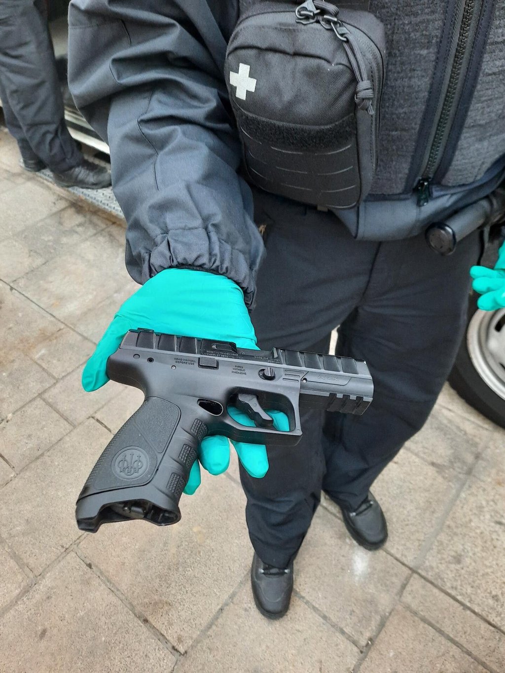Mit einer ähnlichen Schreckschusspistole hat ein vorbestrafter Mann in Magdeburg einen Ladendetektiv bedroht.