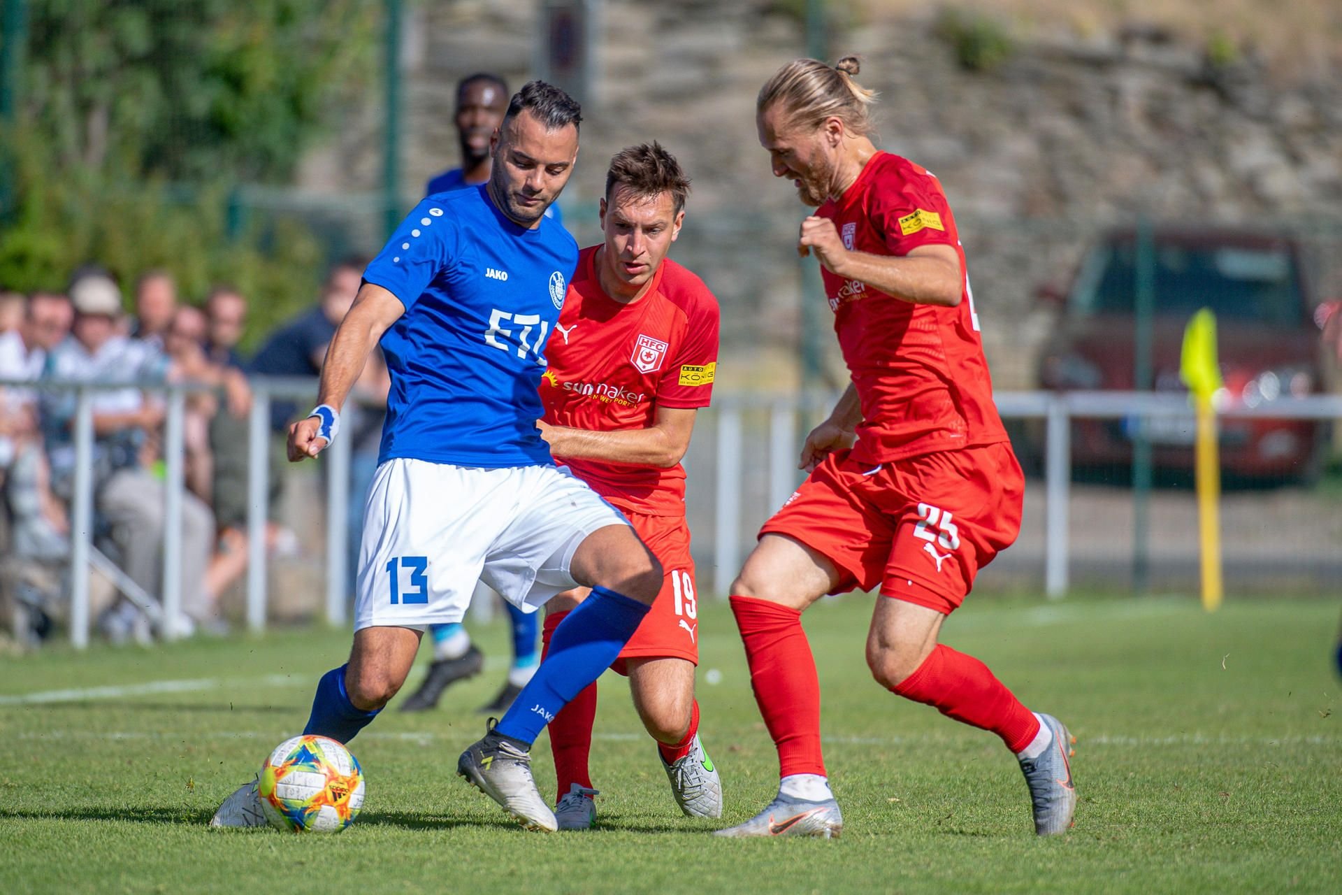 In dieser Szene bearbeiten Fynn Arkenberg (M.) und Björn Jopek erfolgreichLeipzigs Djamal Ziane. Auch sonst überzeugte der HFC defensiv.