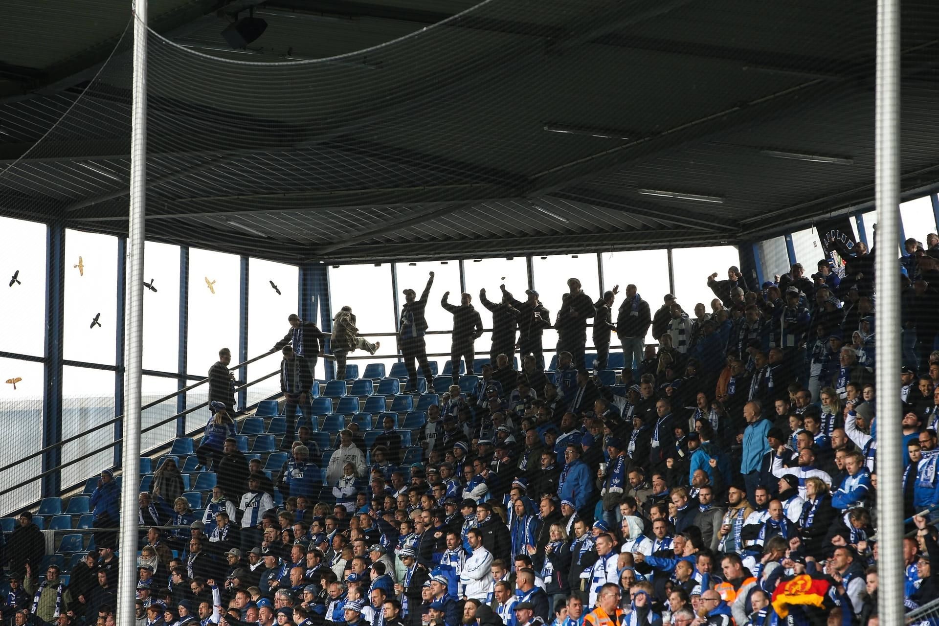 Viele Fans vom 1. FC Magdeburg waren wegen der Polizeimaßname erst Mitte der zweiten Halbzeit ins Bochumer Stadion gekommen.