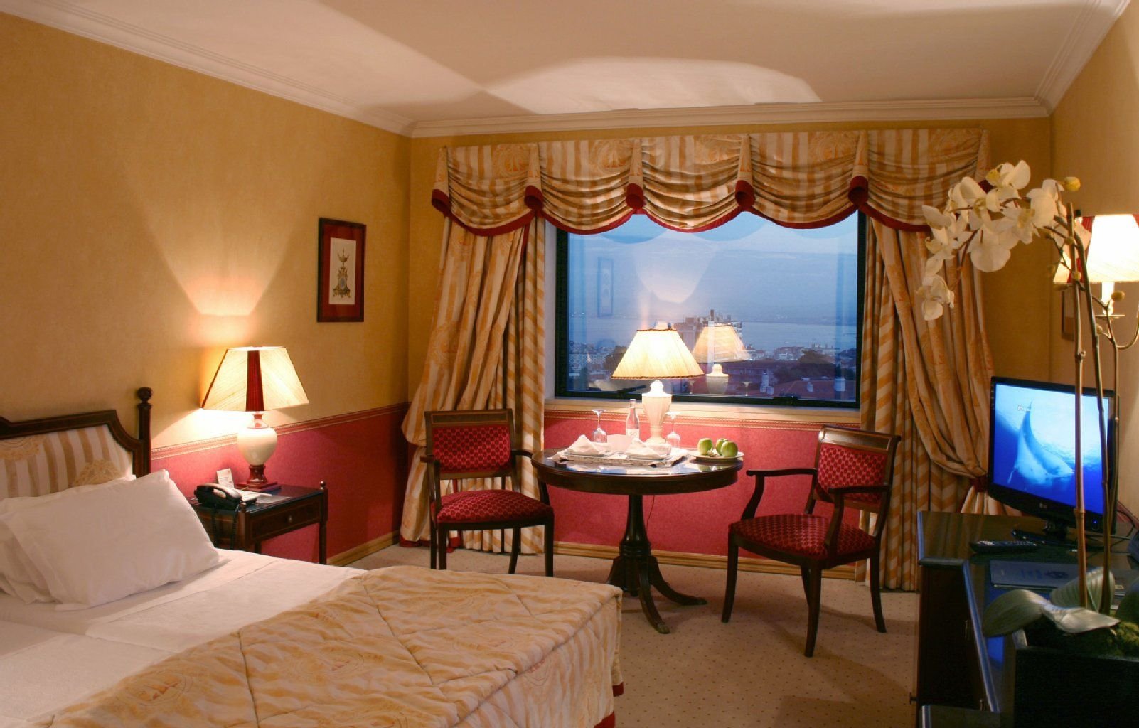 Im eleganten Hotel Dom Pedro Palace in Lissabon kann man ab 36 Euro nobel übernachten.