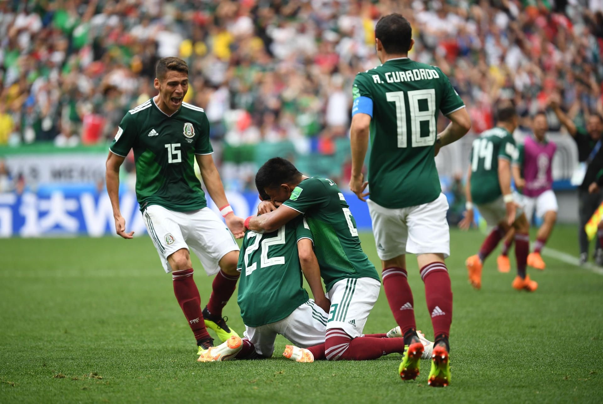 Hirving Lozano (2.v.l.) aus Mexiko jubelt über seinen Treffer zum 0:1 mit seinen Teamkollegen aus Mexiko.