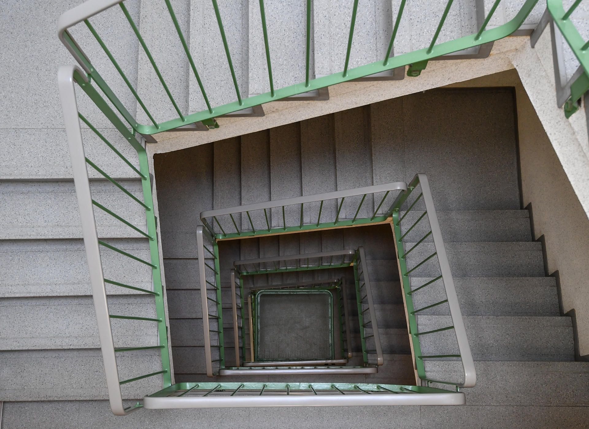 Blick in das Treppenhaus in einem Plattenbau in Cottbus