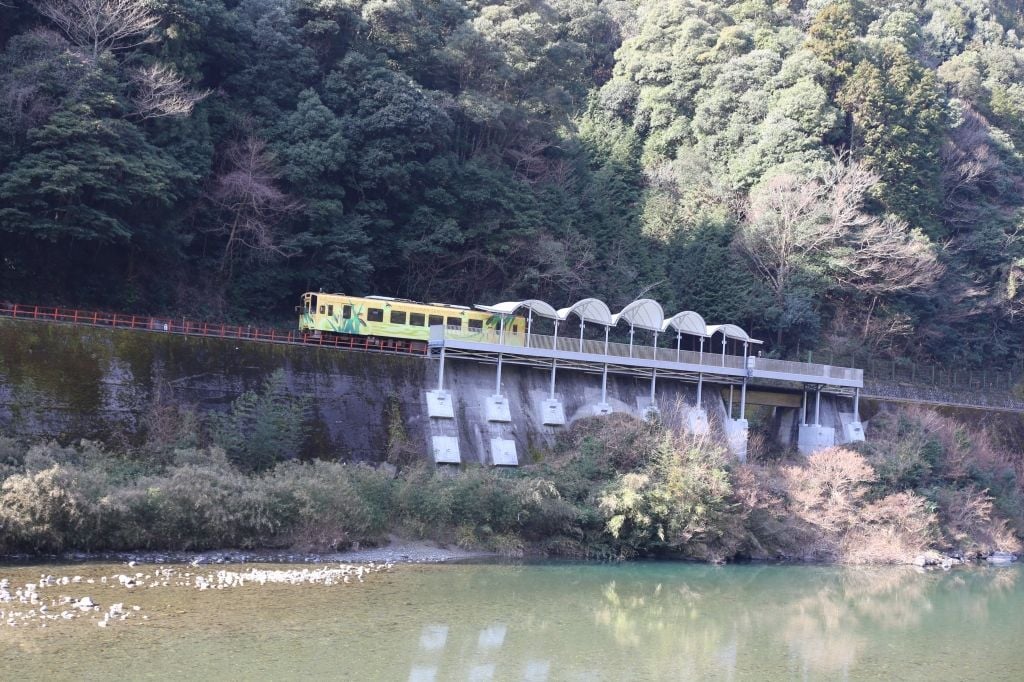 Eine Bahn hält an der Station Seiryu-Miharashi.